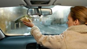 Как предотвратить запотевание стекол в авто?