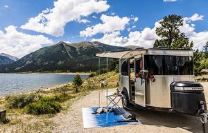 Новый невероятный прицеп-трейлер airstream basecamp.