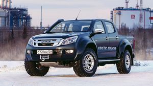 Оттюнингованный инженерами ателье арктик трак грузовик исузу d-max прибыл к российским автодилерам